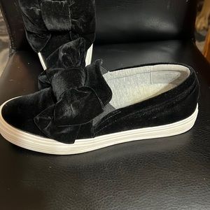 Nine west. 8 medium woman’s black velvet slip on shoes